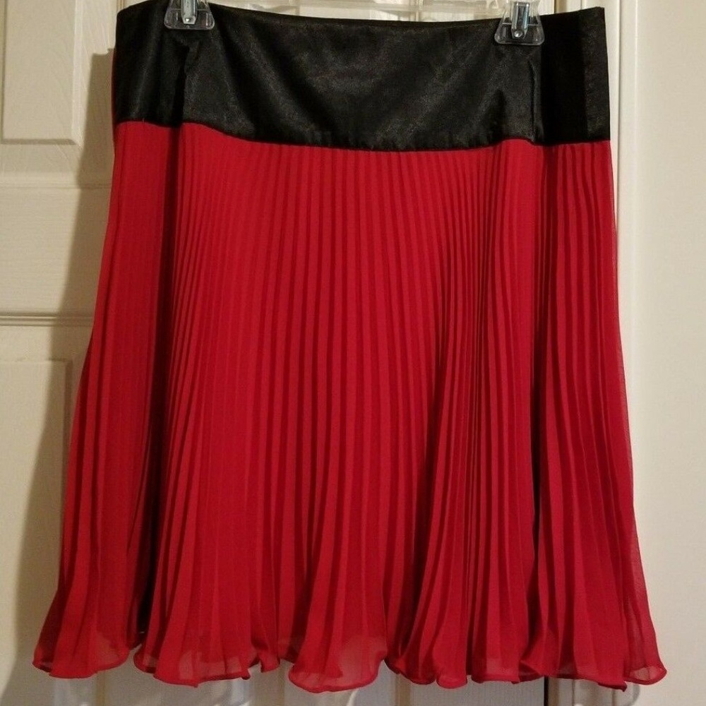 THE LIMITED WOMENS SIZE MEDIUM M RED BLACK SWING